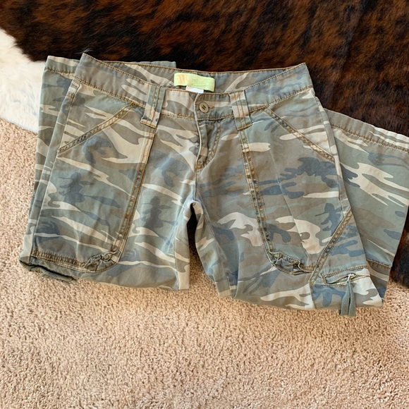 ❌SOLD❌MISS ME-Camouflage Cropped Cargo Jeans-M - Picture 3 of 7